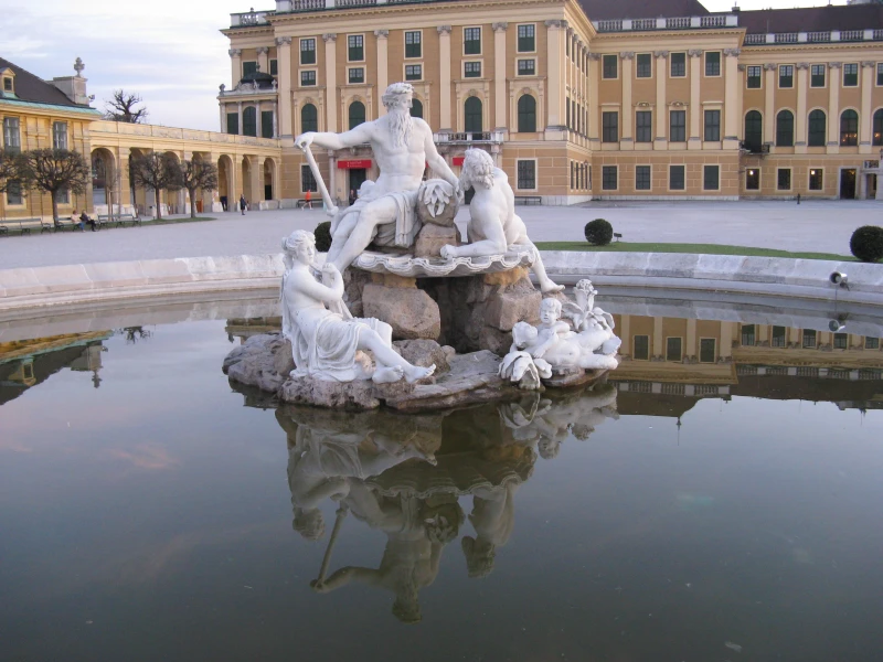 Ehrenhof Fountain - Toursian