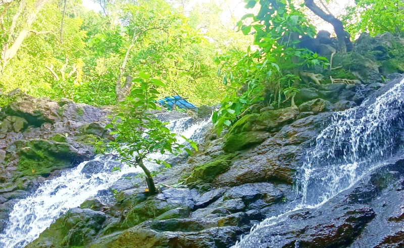Vangan waterfall - Toursian
